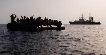 Geflüchtete auf einem Rettungsboot - Copyright: © Chris Grodotzki