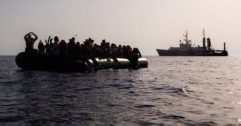 Geflüchtete auf einem Rettungsboot