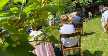 Menschen auf Klappstühlen im Garten - Copyright: Janna Horstmann