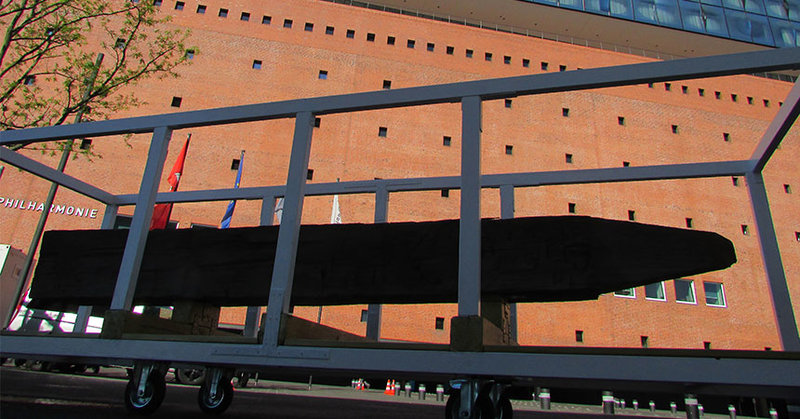 Das Kunstobjekt "Wenn Engel reisen..." machte bereits an vielen Orte in Hamburg Station – wie hier an der Elbphilharmonie. - © Richter