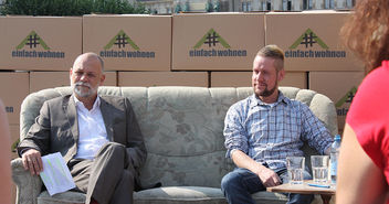 Dirk Ahrens, Landespastor der Diakonie Hamburg (links) und Oliver Brüggemann, derzeit Wohnungssuchend (rechts) bei der Pressekonferenz zur Kampagne #einfachwohnen - Copyright: © Hagen Grützmacher