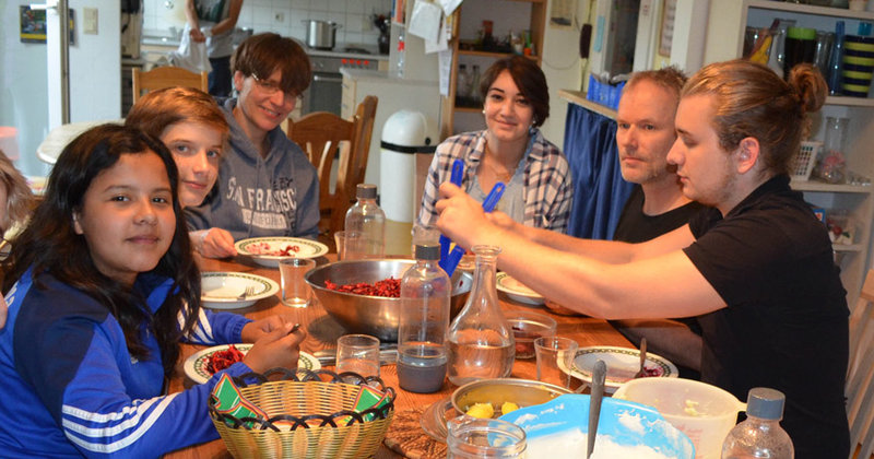 Gemeinsames Abendessen am großen Tisch in der Küche