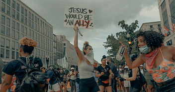 Frauen auf einem Protest der Black-lives-matter-Bewegung in Washington D.C. - Copyright: Clay Banks/Unsplash, Diakonisches Werk Hamburg/Oliver Giel