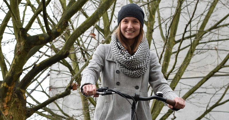 Lena Kühl vom Klimabüro des Kirchenkreises auf einem der Dienstfahrräder