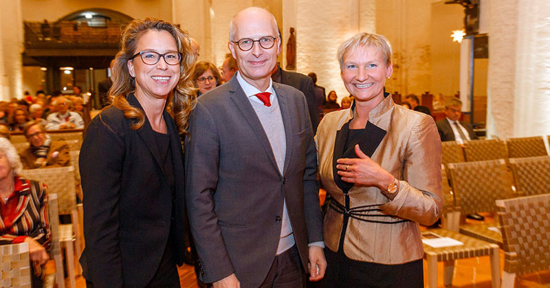 Bischöfin Kirsten Fehrs, Bürgermeister Peter Tschentscher und Bürgerschaftspräsidentin Carola Veith auf dem Adventsempfang.