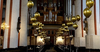 Goldene Ballons sind zum Goldmoment in der Hauptkirche St. Jacobi in Hamburg zu sehen - Copyright: st. moment