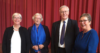 Ausgezeichnet: Gertrud Wellmann-Hofmeier und Hans-Peter Strenge (Mitte), umgeben von den Laudatorinnen Käthe Stäcker (li.) und Annegrethe Stoltenberg   - Copyright: Bischofskanzlei Hamburg