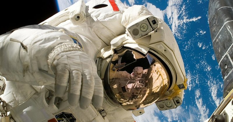 Astronaut im Weltall