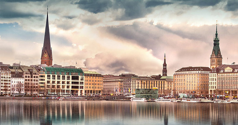 Die Binnenalster von Hamburg, mit Rathaus und der Kirche St. Petri