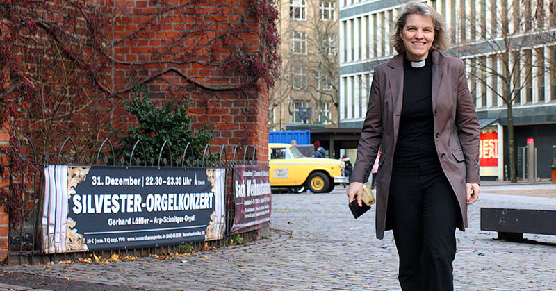 Astrid Kleist ist Pröpstin und Hauptpastorin der Kirche St. Jacobi. Im Alltag ist sie als Geistliche mit der Mode von Casual Priest erkennbar.