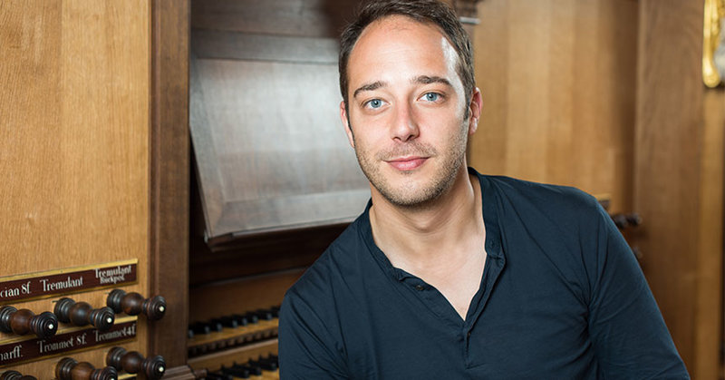 Kantor Gerhard Löffler vor "seiner" Arp-Schnitger-Orgel in der Hauptkirche St. Jacobi, direkt in der Innenstadt