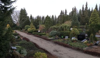 gutgepflegter Friedhof mit Blumen und Bäumen - Copyright: Sina Glinka