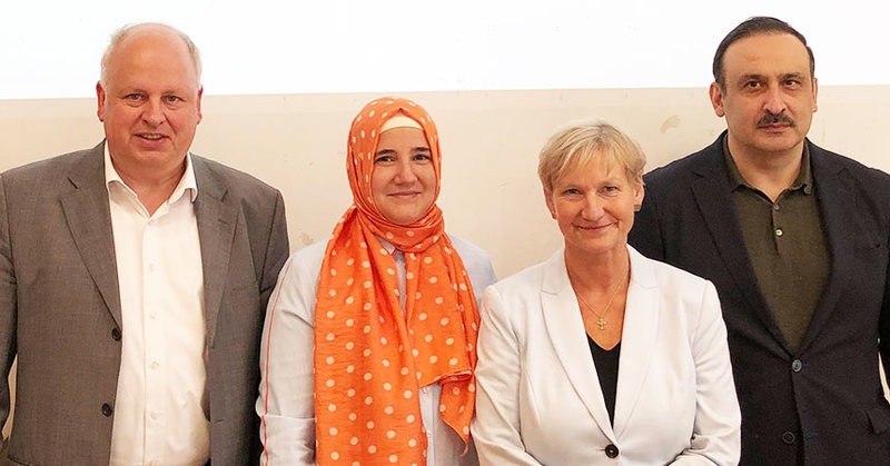 Jan Pörksen (Staatsrat der Senatskanzlei), Özlem Nas (Stellvertretende Vorsitzende der Schura Hamburg), Bischöfin Kirsten Fehrs, Sedat Şimşek (Geschäftsführer Türkisch-Islamische Union der Anstalt für Religion (DITIB) Hamburg und Schleswig-Holstein).