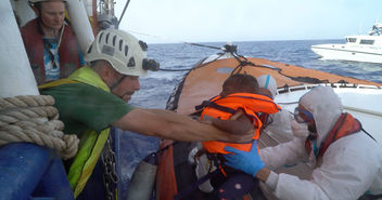 Einige wenige Gerettete, wie dieses kleine Kind, durften von der Sea-Watch 3 an Land gehen. Aber Immer noch harren mehr als 40 Menschen auf dem Schiff aus. - Copyright: © sea-watch.org