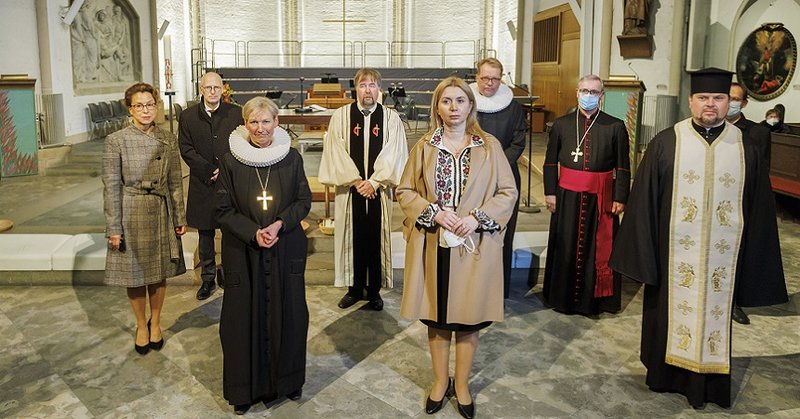 Von links: Carola Veit (Präsidentin Hamburger Bürgerschaft); Dr. Peter Tschentscher (Erster Bürgermeister der Freien und Hansestadt Hamburg); Bischöfin Kirsten Fehrs (Sprengel Hamburg und Lübeck der Nordkirche); Pastor Uwe Onnen (ACK Hamburg); Dr. Iryna Tybinka (Generalkonsulin der Ukraine, Hamburg); Hauptpastor Jens-Martin Kruse (Hauptkirche St. Petri Hamburg); Erzbischof Dr. Stefan Heße (Erzbistum Hamburg); Pfarrer Pavlo Tsvok (Ukrainisch Katholische Kirchengemeinde Hamburg)