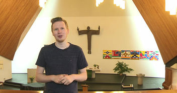 Pastor Jonas Göbel in 'seiner' Auferstehungskirche in Hamburg-Lohbrügge. - Copyright: © Hagen Grützmacher