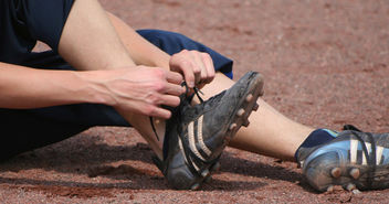 Fußballschuhe schnüren – und los geht's - Copyright: Kathrin Brockmann/fotolia