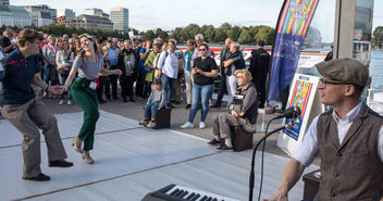 Wie hier am Jungfernstieg gab es zur Nacht der Kirchen in ganz Hamburg und Umland Veranstaltungen. Tanz und Musik ebenso wie Theater, Lesungen und Vorträge. - Copyright: @ Thomas Krätzig