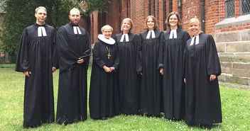 Bischöfin Kirsten Fehrs (3.v.l.) mit dem neuen Nachwuchs für die Kirche, unter ihnen Kirsten Kunz (2. v. re.) und Ulf Werner (2.v.l)   - Copyright: Bischofskanzlei Hamburg und Lübeck