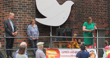 Auf der Kundgebung an der Hauptkirche St. Petri sprach auch die Zweite Bürgermeisterin Katharina Fegebank von den Grünen (rechts im Bild).  - Copyright: © Axel Richter