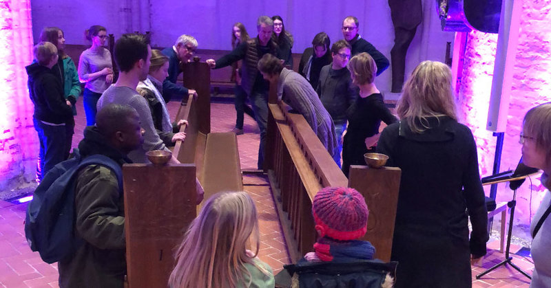 Bänke rücken in der Hauptkirche St. Katharinen