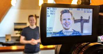 Jonas Goebel ist Pastor der Kirchengemeinde Hamburg-Lohbrügge. Er ist erst seit wenigen Monaten im Amt und sehr aktiv im Internet und bei Sozialen Medien. - Copyright: © Hagen Grützmacher