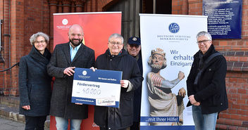 Vor der Friedenskirche von links: Julia Braukmann von bauwerk KIRCHLICHE IMMOBIlLIEN, Pastor Dr. Lennart Berndt, Johann Behringer und Jan Diekmann von der Deutschen Stiftung Denkmalschutz und Michael Nölker von Bauausschuss der Kirchengemeinde Altona-Ost. - Copyright: © Monika Rulfs