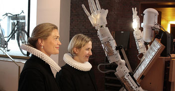 Der Segensroboter segnet auch die beiden Pastorinnen - Copyright: © Hagen Grützmacher