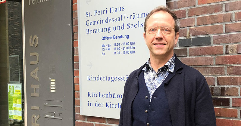 Matthias Schmidt vor dem Beratungs- und Seelsorgezentrum