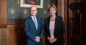 Hamburgs Erster Bürgermeister Peter Tschentscher und die Landesbischöfin der Nordkirche Kristina Kühnbaum-Schmidt - Copyright: © Freie und Hansestadt Hamburg