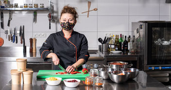 Katharina Schneider kocht Mittagessen - Copyright: © Florian Quandt