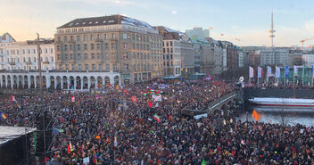 Hamburger Innenstadt während einer Demonstration gegen Rechts - Copyright: Paul Steffen