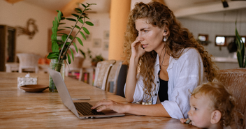 Frau mit Kind vor Notebook - Copyright: Pexels