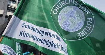 Fahne, auf der 'Churches for Future' und 'Klimagerechtigkeit' steht - Copyright: Hagen Grützmacher