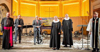 (v.l.n.r.) Weihbischof Horst Eberlein, Moderator Daniel Kaiser NDR 90,3, Erster Bürgermeister Peter Tschentscher, Bischöfin Kirsten Fehrs, Propst Dr. Martin Vetter, Vorsitzender der ACKH Pastor Uwe Onnen. - Copyright: Senatskanzlei