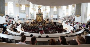 Volle Kirche – Wichernschule feiert Schuljahrsabschluss - Copyright: Stephan Wallocha