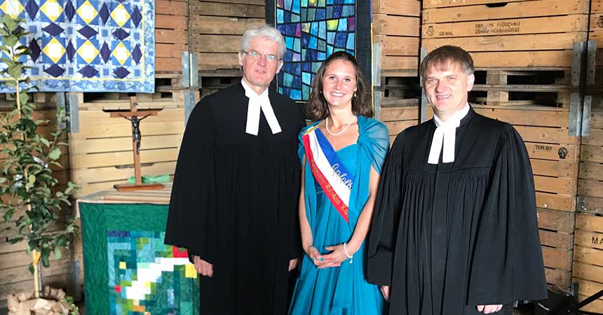 Pastor Petersen (Haselau, l.) und Pastor Dr. Nagel (Haseldorf/Hetlingen) mit der scheidenden Apfelkönigin Katharina I