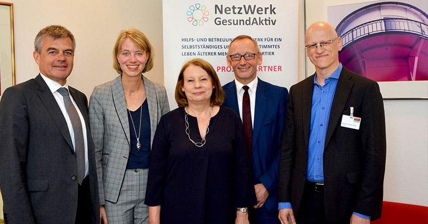 Matthias Scheller (Geschäftsführer Immanuel Albertinen Diakonie), Maren Puttfarcken (Techniker Krankenkasse), Gesundheitssenatorin Cornelia Prüfer-Storcks, Ralf Zastrau (Geschäftsführer Albertinen Haus) und Prof. Dr. Ulrich Thiem (Chefarzt Med.-Geriatrische Klinik, Albertinen Haus)